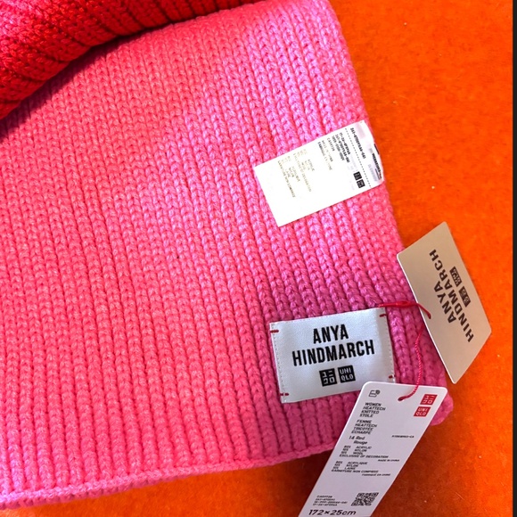 Anya Hindmarch Uniqlo red & pink touch of wool heattech knitted stole scarf NWT - Picture 7 of 9